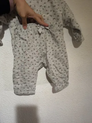 Conjunto Kiabi 9 meses flores rojas