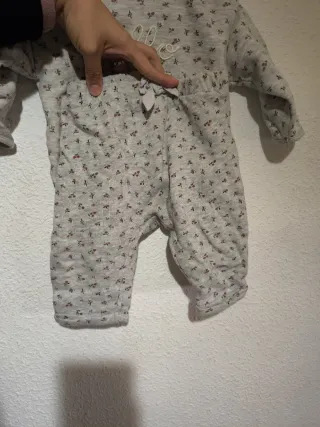 Conjunto Kiabi 9 meses flores rojas