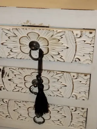 Mueble recibidor blanco tallado