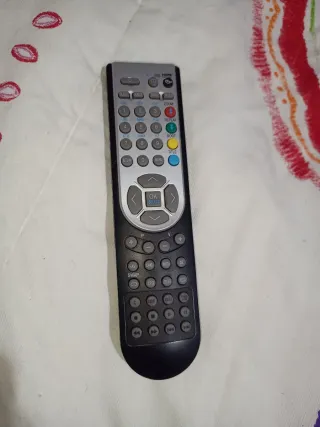 TV OKI Negra, 18 pulgadas, regalo brazo giratorio.