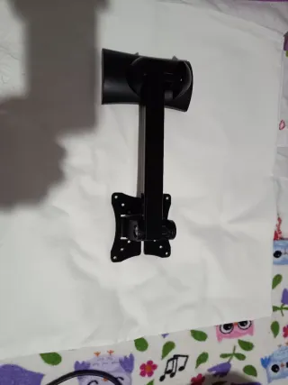 TV OKI Negra, 18 pulgadas, regalo brazo giratorio.