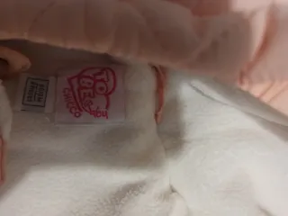 Buzo de bebé rosa con manoplas y patucos