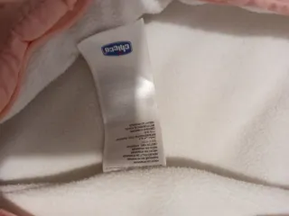 Buzo de bebé rosa con manoplas y patucos