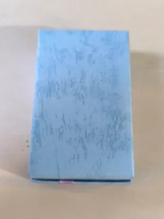 Cajita azul con lazo morado