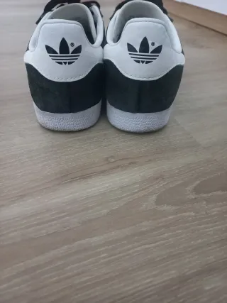 Zapatillas Adidas Negras y Blancas