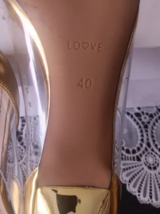 Zapatos de tacón dorados con lazo