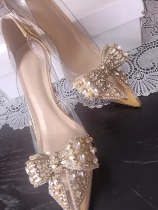 Zapatos de tacón dorados con lazo