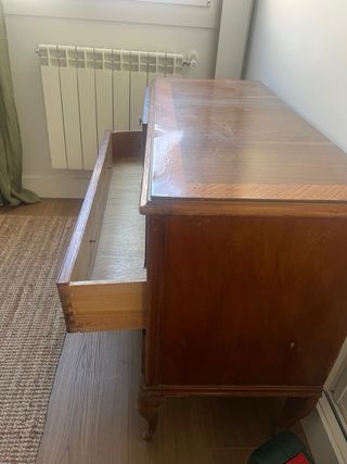 Cómoda de madera con 4 cajones