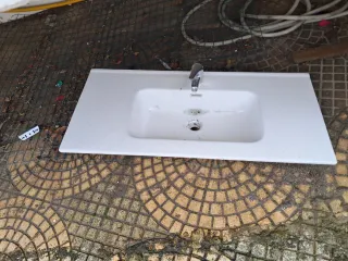 Lavandino in ceramica bianco con rubinetto