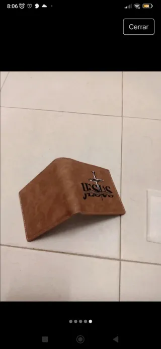 Billetera Marrón con Diseño de Cruz y Jesús