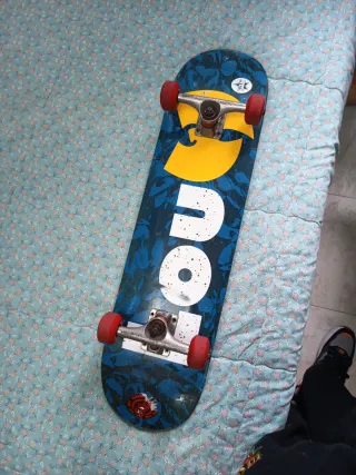 Skate con diseño floral azul y amarillo