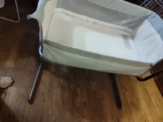 Mini cuna gris y blanca de la marca BBEST