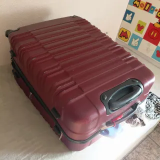 Maleta llena de ropa de verano