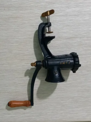 Picadora de carne antigua Elma