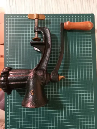 Picadora de carne antigua Elma