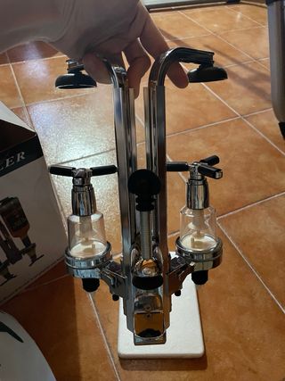 Dispensador doble para botellas de licor