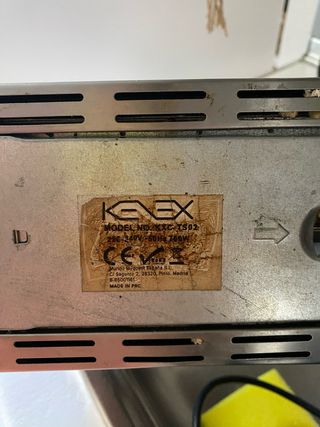 Tostadora negra y plateada ,pequeña .