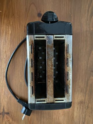 Tostadora negra y plateada ,pequeña .