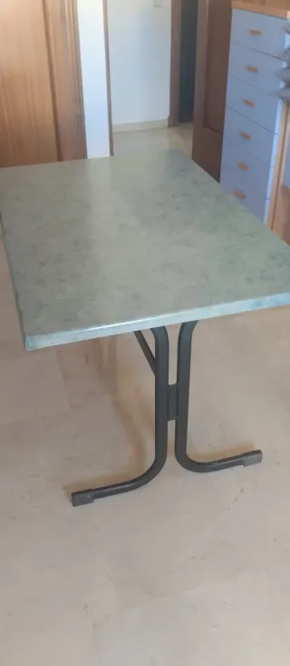 Mesa de cocina metálica y madera