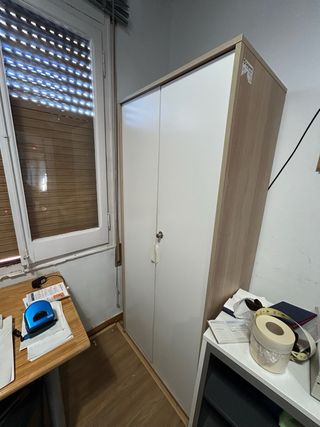 Armario blanco y madera