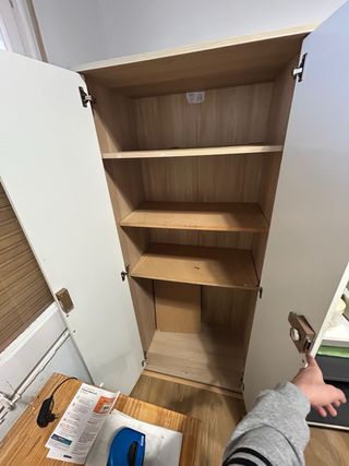 Armario blanco y madera