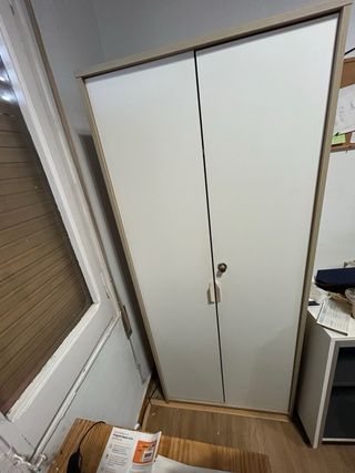 Armario blanco y madera
