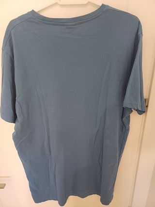 Camiseta azul.