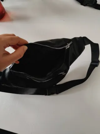 Riñonera negra con cremalleras