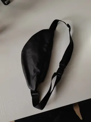 Riñonera negra con cremalleras