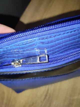 Bolso azul con cadena