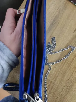 Bolso azul con cadena