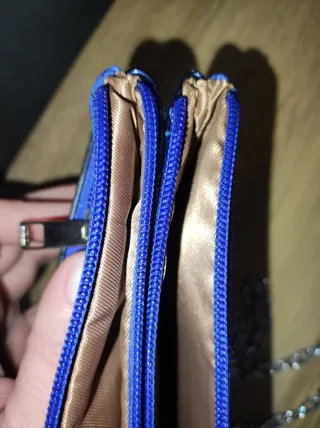 Bolso azul con cadena