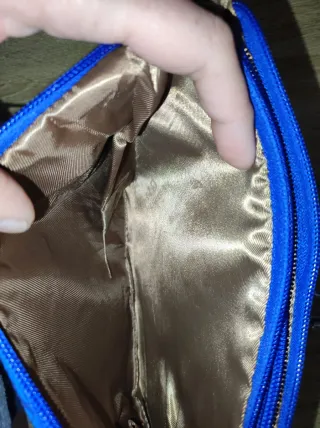 Bolso azul con cadena