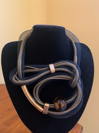 Collana artigianale con elementi geometrici