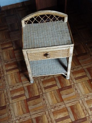 Mesita de noche de mimbre