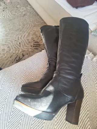 Botas altas negras de cuero