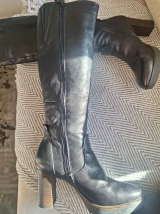 Botas altas negras de cuero