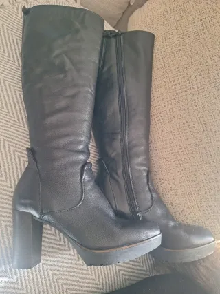 Botas altas negras de cuero