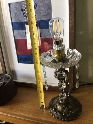 Pequeña Lámpara de bronce con figura y cristales