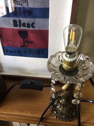 Pequeña Lámpara de bronce con figura y cristales