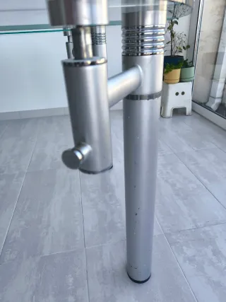 Mesa redonda extensible cristal y metal (Badalona)