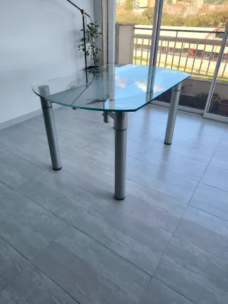 Mesa redonda extensible cristal y metal (Badalona)