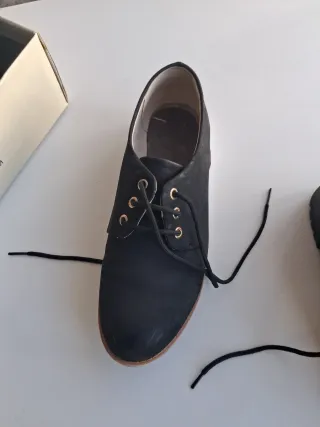 Zapatos negros estilo mocasín con cordones