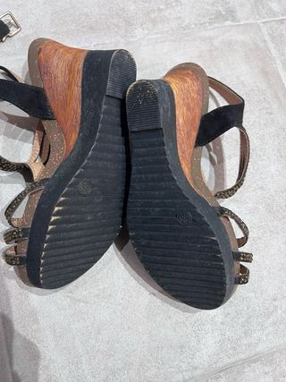 Sandalias de tacón negras y doradas