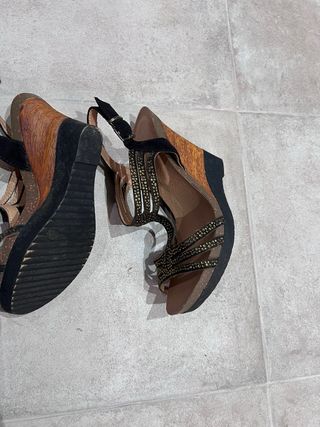 Sandalias de tacón negras y doradas