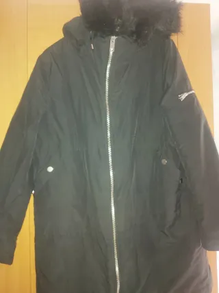 Chaquetón negro con capucha y pelo