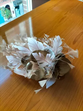 Tocado de boda plumas y flores