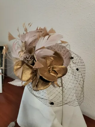 Tocado de boda plumas y flores