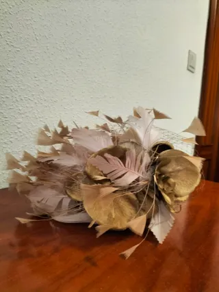 Tocado de boda plumas y flores