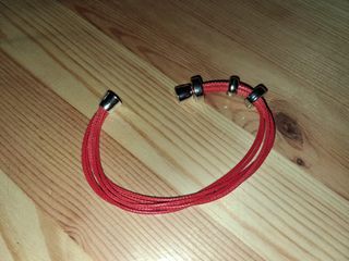 Bracciale rosso con chiusura magnetica